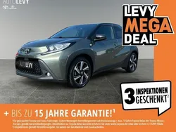 Cardamon green metallic/ night sky black Gebraucht 2022 Toyota Aygo Comfort Kleinwagen | 15.970 € (Fairer Preis)