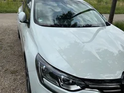 Weiß Gebraucht 2017 Renault Mégane IV Bose Edition Limousine | 12.600 € (Fairer Preis)