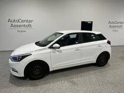Weiß Gebraucht 2016 Hyundai i20 Trend Limousine | 3.200 € (Guter Preis)