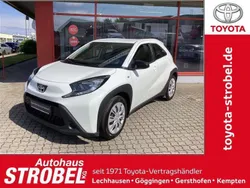 Schneeweiß Gebraucht 2023 Toyota Aygo X-play Kleinwagen | 13.580 € (Guter Preis)