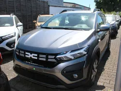 Grau Neu 2025 Dacia Sandero Expression Kleinwagen | 19.180 € (Etwas zu teuer)