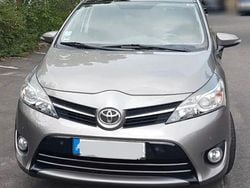 Grau Gebraucht 2015 Toyota Verso Comfort Van / Kleinbus | 11.000 € (Fairer Preis)