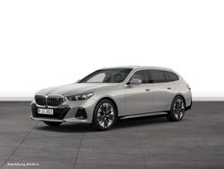 Grau Gebraucht 2024 BMW i5 M Sport Kombi | 63.360 € (Etwas zu teuer)