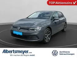Grau Gebraucht 2020 VW Golf VIII Life Limousine | 20.589 € (Etwas zu teuer)