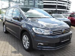 Grau Gebraucht 2023 VW Touran Comfortline Van / Kleinbus | 29.980 € (Fairer Preis)