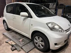 Weiß Gebraucht 2010 Daihatsu Sirion Kleinwagen | 2.700 €