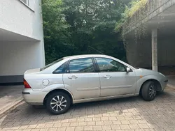 Grau Gebraucht 2003 Ford Focus Ghia Limousine | 1.000 € (Guter Preis)