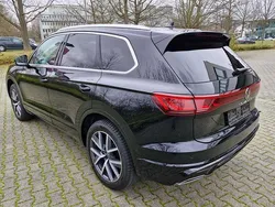 Grenadillschwarz metallic (metallic) Gebraucht 2024 VW Touareg R-line SUV | 70.590 € (Fairer Preis)