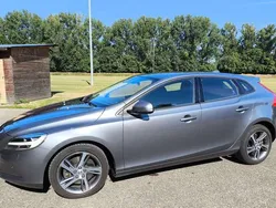 Grau Gebraucht 2016 Volvo V40 Momentum Kombi | 9.900 € (Guter Preis)