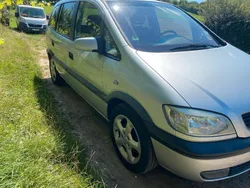 Silber Gebraucht 2002 Opel Zafira Van / Kleinbus | 1.600 €