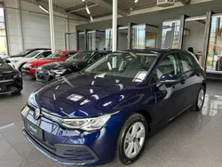Blau metallic Gebraucht 2022 VW Golf VIII Life | 21.060 € (Etwas zu teuer)