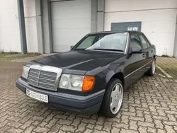 Schwarz Gebraucht 1992 Mercedes E230 Limousine | 3.990 €