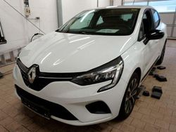 Weiß Gebraucht 2023 Renault Clio V Equilibre Kleinwagen | 16.997 € (Fairer Preis)