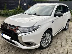 Weiß Gebraucht 2018 Mitsubishi Outlander P-HEV Top SUV | 19.900 € (Superpreis)