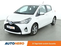 Weiß Gebraucht 2016 Toyota Yaris Hybrid Edition-S Limousine | 13.770 € (Fairer Preis)