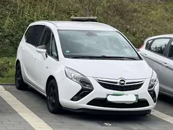 Weiß Gebraucht 2015 Opel Zafira Tourer drive Van / Kleinbus | 4.900 € (Guter Preis)