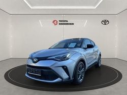 Shimmeringsilber metallic/ dach schwarz Gebraucht 2022 Toyota C-HR Team SUV | 23.888 € (Fairer Preis)