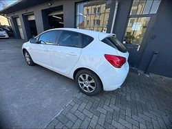 Weiß Gebraucht 2011 Opel Astra Limousine | 2.020 € (Superpreis)