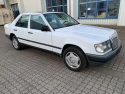 Weiß Gebraucht 1988 Mercedes E200 Limousine | 4.900 €