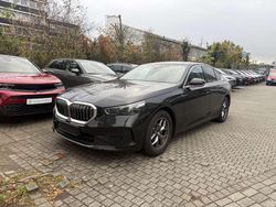 Schwarz black sapphire metallic (metallic) Gebraucht 2025 BMW 520 Comfort Edition Limousine | 45.480 € (Superpreis)