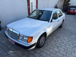 Weiß Gebraucht 1991 Mercedes E230 Limousine | 10.950 €