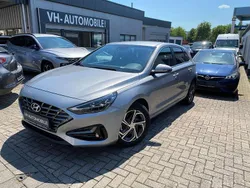 Shimmering silver Gebraucht 2024 Hyundai i30 Limousine | 19.999 € (Guter Preis)