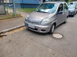 Silber Gebraucht 2003 Toyota Yaris Kombi | 4.000 €