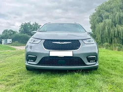 Grau Gebraucht 2022 Chrysler Pacifica Limited SUV | 37.000 € (Teuer)