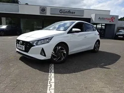 Weiß Gebraucht 2022 Hyundai i20 Edition 30 Limousine | 16.480 € (Fairer Preis)
