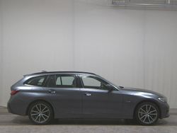 Grau Gebraucht 2021 BMW 330e Sport Line Kombi | 19.980 € (Superpreis)
