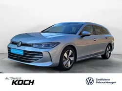 Oyster silver metallic Gebraucht 2024 VW Passat Elegance Kombi | 35.990 € (Etwas zu teuer)