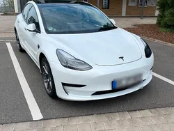 Weiß Gebraucht 2022 Tesla Model 3 Standard Range Plus Limousine | 28.499 € (Fairer Preis)