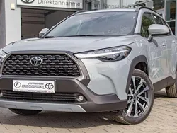 Manhattangrau metallic Neu 2025 Toyota Corolla Cross SUV | 37.290 € (Fairer Preis)