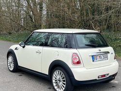 Weiß Gebraucht 2014 Mini ONE Kleinwagen | 6.100 € (Etwas zu teuer)