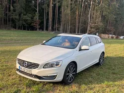 Weiß Gebraucht 2014 Volvo V60 Summum Kombi | 13.400 €