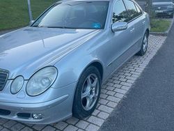 Silber Gebraucht 2004 Mercedes E220 Limousine | 3.050 €