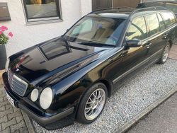 Schwarz Gebraucht 2000 Mercedes E220 Classic Limousine | 2.250 € (Guter Preis)