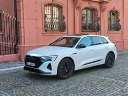 Weiß Gebraucht 2023 Audi Q8 e-tron Advanced Plus SUV | 48.500 € (Superpreis)