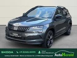 Grau (quarzgrau metallic) met. Gebraucht 2021 Skoda Karoq SportLine SUV | 32.491 € (Fairer Preis)
