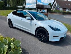 Weiß Gebraucht 2022 Tesla Model 3 Standard Range Limousine | 25.700 € (Fairer Preis)