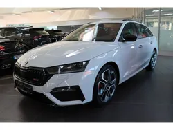 Weiß Gebraucht 2023 Skoda Octavia RS Kombi | 34.770 € (Fairer Preis)