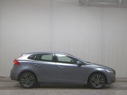 Grau Gebraucht 2017 Volvo V40 Momentum Kombi | 10.350 € (Guter Preis)