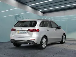 Silber Gebraucht 2021 Mercedes B180 Van / Kleinbus | 23.949 € (Fairer Preis)