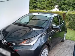 Grau Gebraucht 2015 Toyota Aygo Kleinwagen | 6.500 € (Fairer Preis)