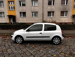 Weiß Gebraucht 2004 Renault Clio II Kleinwagen | 950 € (Fairer Preis)