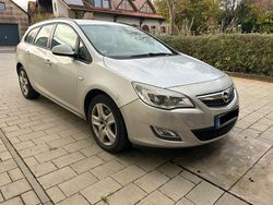 Silber Gebraucht 2011 Opel Astra Design Edition Kombi | 3.400 € (Teuer)