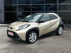 Ginger beige metallic/ night sky black Gebraucht 2022 Toyota Aygo Pulse Kleinwagen | 15.450 € (Fairer Preis)