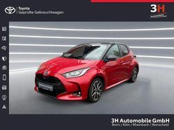 Karminarot metallic, dach schwarz Gebraucht 2022 Toyota Yaris Hybrid Style Limousine | 21.890 € (Teuer)
