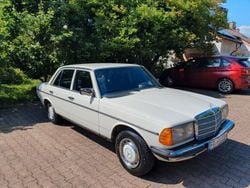 Weiß Gebraucht 1984 Mercedes E230 Limousine | 6.499 €