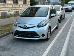 Grau Gebraucht 2012 Toyota Aygo Kleinwagen | 2.100 € (Fairer Preis)